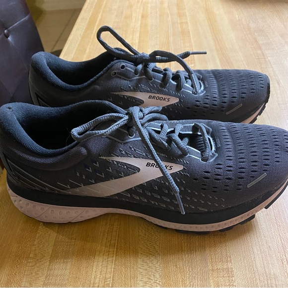 Brooks Shoes - Womens Brooks running shoes size 8